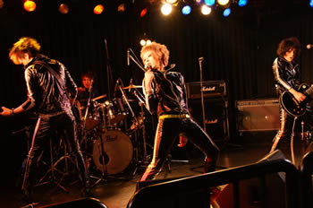 LUCY �� THE LIPSTIX